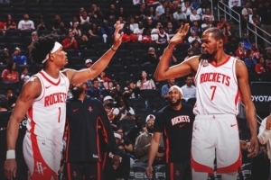 两大男主角!火箭赢球海报封面:里程碑的阿杜+绝杀的阿门 配图