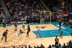 一出手2.5万没了！NBA官方：萨格斯朝观众席扔牙套 被罚2.5万美元 配图