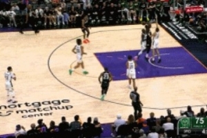 开张了！马卢阿奇内线接球 转身冲击篮筐起飞双手暴扣 配图