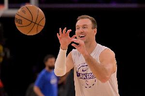 三分绝杀！肯纳德：球队签我是有原因的 绝杀战术执行归功于全队 配图