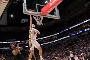 空中华尔兹！费尔斯送吊传 马特科维奇360°转身空接暴扣 配图