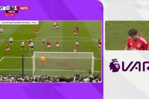 半场结束前罗梅罗禁区倒地，VAR介入检查，未判给热刺点球 配图