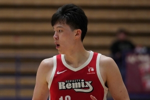 开得挺早！杨瀚森持球冲击篮筐 大三步上篮轻松打中 配图