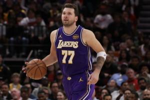 东契奇和比塔泽拌嘴吃到赛季第16次技犯 下场对阵活塞触发禁赛 配图