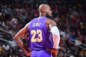 老詹称不出战就无法成为领袖以身作则 美媒：他是职业球员的标杆 配图