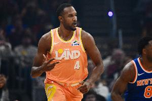 兢兢业业!莫布里10中8拿到18分8板另有2帽1断 罚球5中2 配图