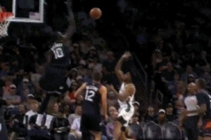 遮天蔽日！马卢阿奇腾空暴起 送托马斯遮天大帽 配图