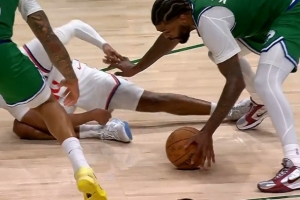 你学伊森？加兰关键时刻被断 独行侠反击得手反超比分 配图