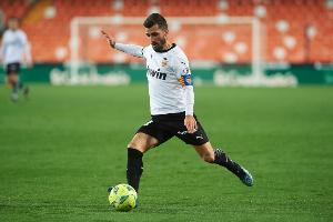 马卡:瓦伦西亚队长加亚头部连续被撞,随后视力模糊送往医院检查 配图