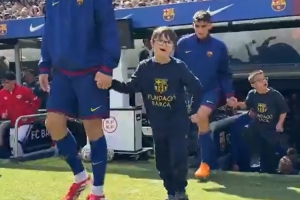 表达关爱!巴萨球员赛前手牵唐氏综合症儿童入场 配图