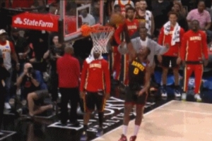 果然是开心果！希尔德比赛最后卡超时自抛自扣一个 库里也笑了 配图