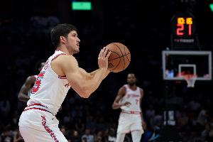 真够准的！谢泼德底角三分球再中 个人首节已经命中三球 配图