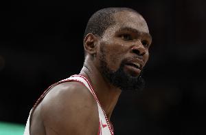 冲击里程碑！杜兰特半场5中3拿到11分2助 罚球4中4 配图