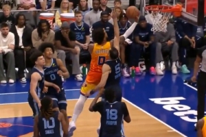 这球真骚！小桥反击背运丝滑过人后 一打五强硬反篮2+1！ 配图