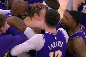 肯纳德三分绝杀 全队围着他继续激情庆祝 怎么好像见过这场面 配图