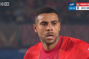 大为震撼！方镜淇手指错位+队医现场复位，古斯塔沃直接看呆了！ 配图