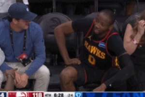 看起来心情还不错！库明加救球摔观众席 坐着休息下等队友来拉 配图