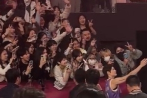 超高人气!杨力维和现场球迷双向奔赴 绕场与粉丝合影 配图