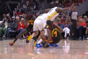 挑战失败！格林掩护时撞倒沃克被吹掩护犯规 科尔挑战失败 配图