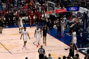 一剑封喉！多诺万·米切尔强攻1挑3 打进加罚杀死比赛 配图