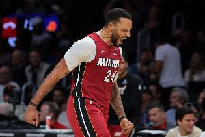 斯波：鲍威尔今早小腿突然紧绷&目前仍未彻底放松 将对其每日观察 配图