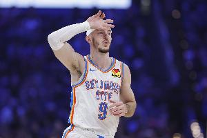 5助！戴格诺特：卡鲁索能读懂场上局势 拥有他是莫大的优势 配图