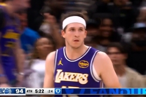 挺身而出！里夫斯中投再度命中 第4节已独得9分 配图