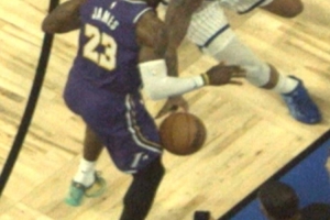 裁判谈最后4.7秒球权判给湖人：没有清晰确凿的证据推翻原始判罚 配图