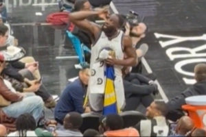 这回击有创意！老鹰球迷呛追梦 后者眯眼“找”不到老鹰冠军旗帜 配图