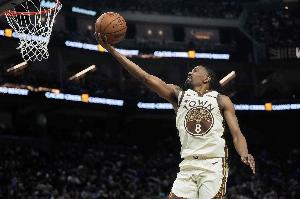 还是你比较稳！梅尔顿半场7中4拿到球队最高12分 其中三分3中2 配图