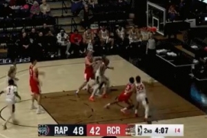 终于把球给进来了！杨瀚森内线要位 拿球转身造杀伤稳稳罚球命中 配图