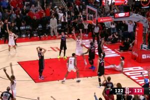 杜兰特面对2个人拉杆投篮不中 阿门天外飞仙补篮绝杀！ 配图