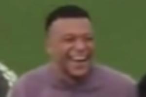 笑出表情包！姆巴佩赛前训练穿裆马斯坦托诺，大笑与维尼修斯握手 配图