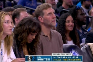 德国元素拉满!今日湖人VS魔术比赛 独行侠名宿诺维茨基现场观战 配图