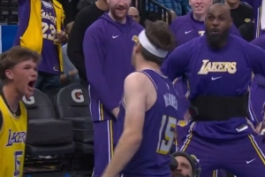 老头儿看嗨了！里夫斯暴扣引爆全场 詹姆斯怒吼+挥拳疯狂庆祝 配图