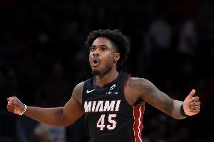 外线不准！戴维恩·米切尔15中6拿到15分9助 三分10中3 配图