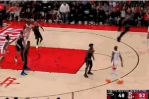 外线有谱！谢泼德三分再中 帮助火箭扩大领先打停热火 配图