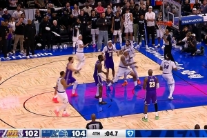 差了一点点！艾顿故意罚球不中 但篮板被魔术抢到随即喊停 配图