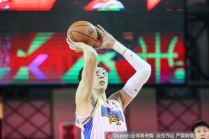 这也太离谱了！周琦已连续12罚不中 今晚8罚0中&上一场最后4罚0中 配图