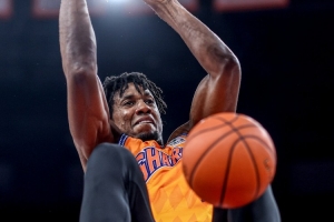 吕布既视感!怀特塞德半场冲爆广东内线 9中4砍10分18篮板2盖帽 配图