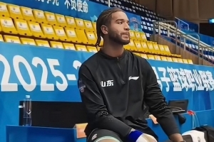 缺席3到4周！媒体人：克里斯手指骨折仍随队出征 关注球队表现 配图