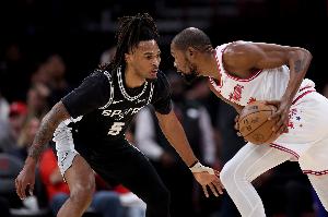 弗莱：申京不在时KD只能让队友看他单打 他进攻引力不如克尼佩尔 配图