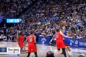 写意！阿隆·戈登拼到球权随即脑后妙传 约基奇篮下轻松上进 配图