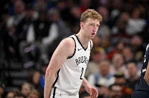 希望无大碍！27号秀沃尔夫次节崴脚伤退 出战12分钟拿9分4板 配图