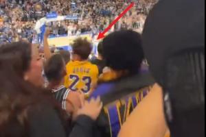 永远的赢家！湖人绝杀后 小球迷迅速将魔术球衣换为詹姆斯球衣 配图