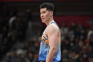 没存在感!阿不都沙拉木出场19分钟 6中2拿到7分4板 配图