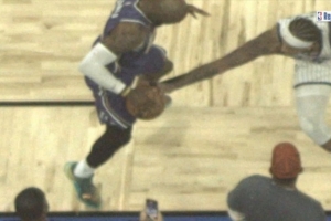 詹姆斯：这是我第二次看到鹰眼回放 不知这是否是LBJ专属摄像头 配图