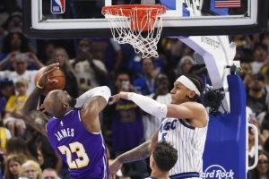 裁判报告：班凯罗没打手詹姆斯！先触球合法封盖之后发生附带接触 配图