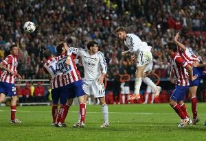 马卡：马竞球员抵达伯纳乌时，球员通道反复播放拉莫斯的欧冠进球 配图