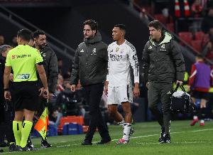 阿斯:阿诺德在训练中迟到,尽管道歉但阿韦洛亚还是决定让他替补 配图